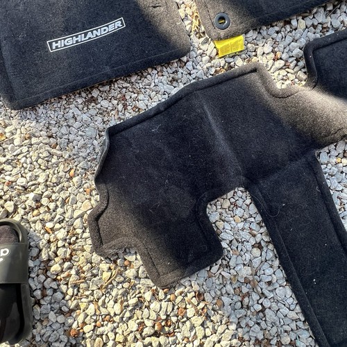 Toyota Highlander 2014-2018 Carpet Floor Mats 4pc Captain Chair OEM Embroidered - Picture 8 of 11