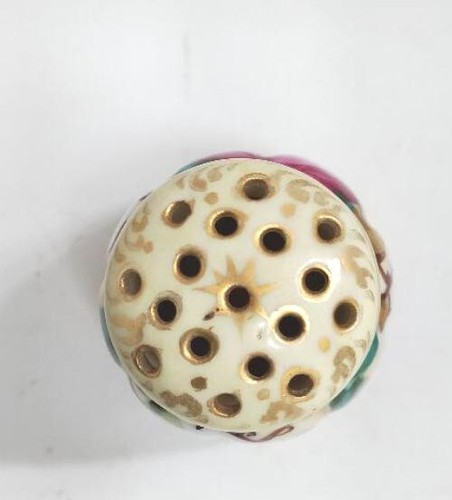 Porcelain Powder Shaker: Vintage with Pretty Floral pattern- Gold detailing - Picture 6 of 7