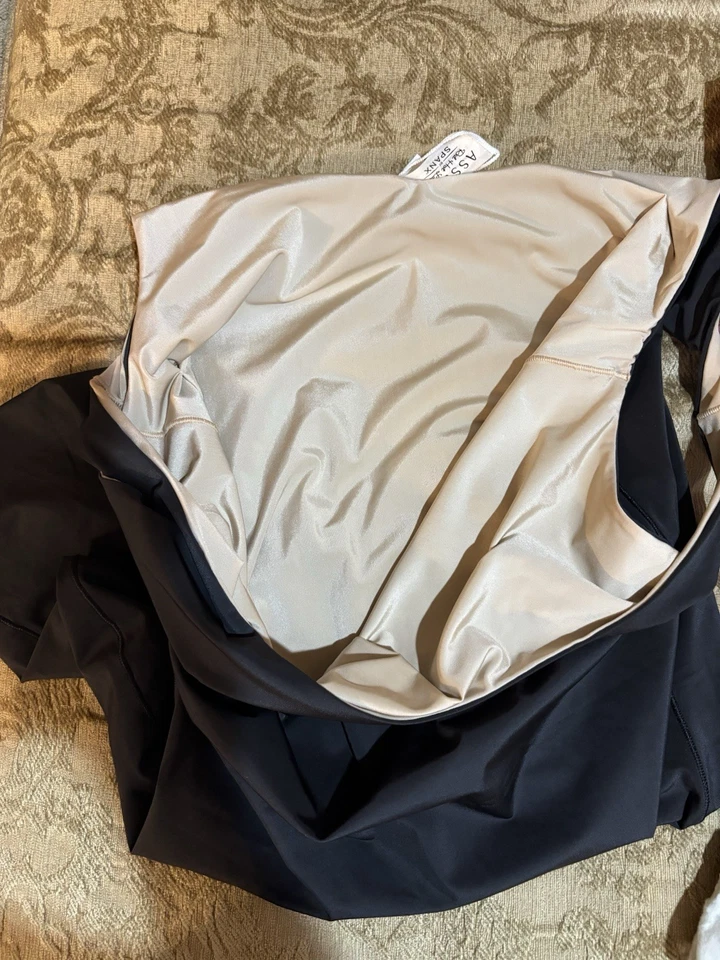 Body Red Hot by Spanx 1X Desnudo Compresión Modelador Suave Prendas moldeadoras Tostado Foto 3 de 3