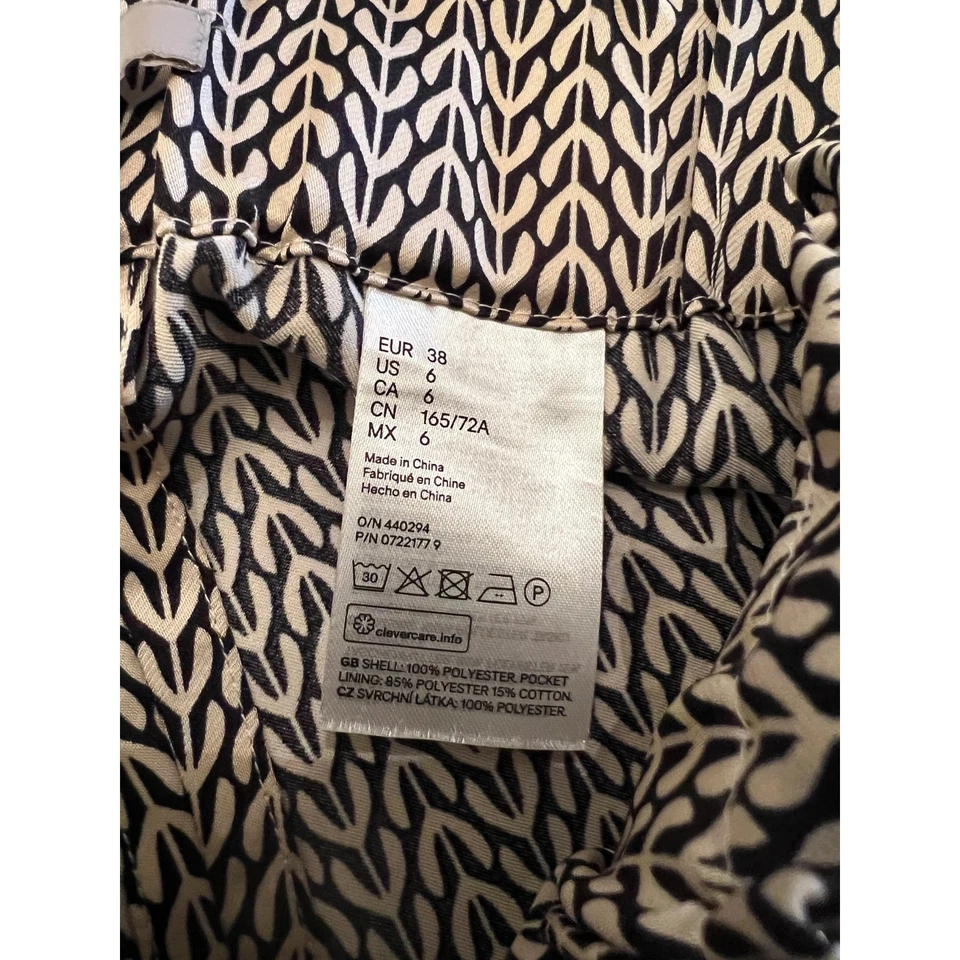 Pantalones cortos de tiro alto H&M para mujer negros beige con patrón de follaje satinado talla 6 Foto 4 de 4