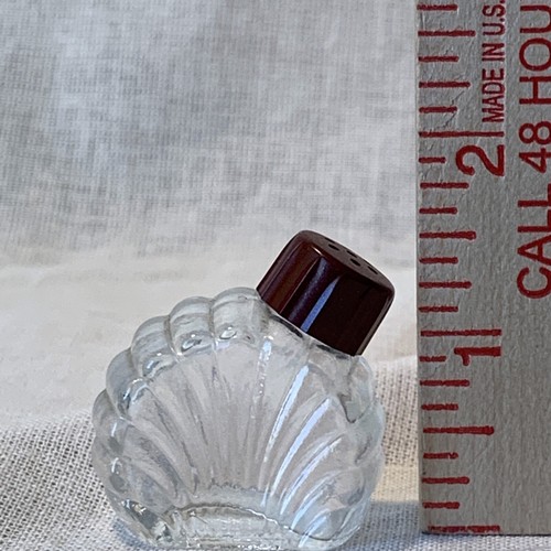 Vintage 1940-50s Era Glass Salt & Pepper Shakers, Clam Shell, Art Deco, Fantail - Picture 4 of 5