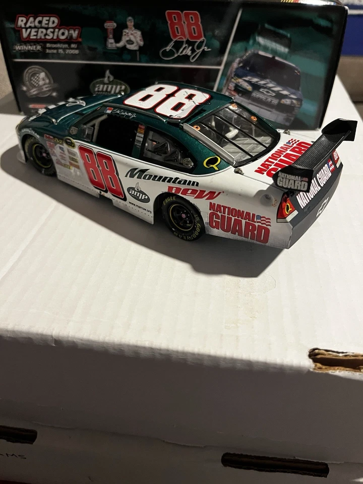 Dale Earnhardt Jr. 2008 Impala SS #88 Amp Energy/National Guard Michigan Win Foto 3 de 4