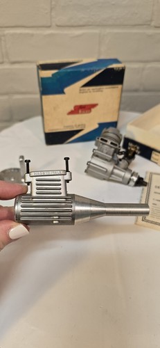 SuperTigre G .20 / .23 R/C Model Airplane Engine ~ 1970 - Picture 10 of 16