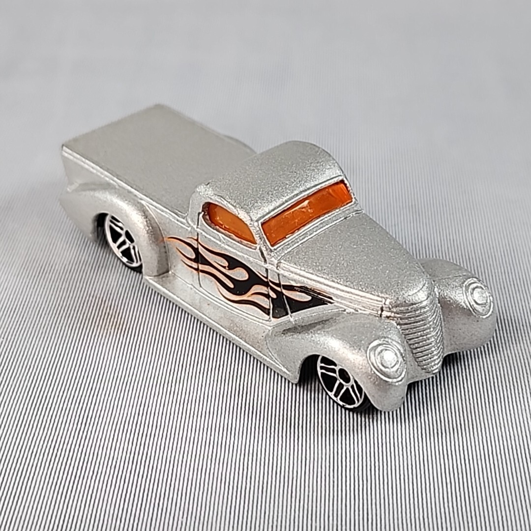 2003 Hot Wheels Super Smooth HW Garage Playset Exclusive Silver/Flames Truck