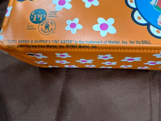 Vintage 1965 Set TUTTI Orange Daisy Play Case Yellow Handle Clothes & Manual - Image 4 of 4