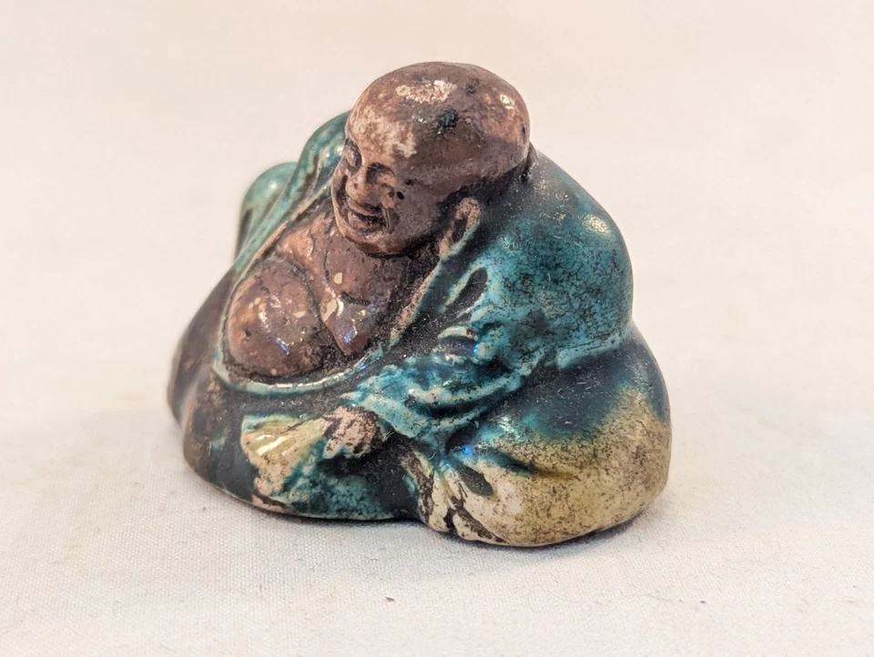 Antiguo Netsuke japonés Kutani cerámica verde y amarillo Dios de la suerte Hotei Foto 4 de 4