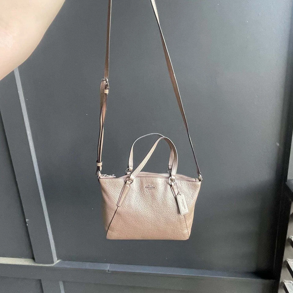 Auténtico bolso pequeño Coach dorado beige de cuero metálico F29539 Foto 3 de 4