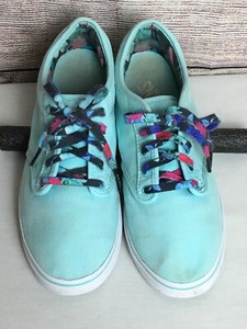 teal colored tennis shoes
