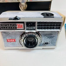 Vintage Kodak Instamatic 304 Camera General Electric Flash Cube 126 Case as is