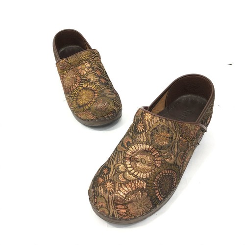 sanita nursing clogs