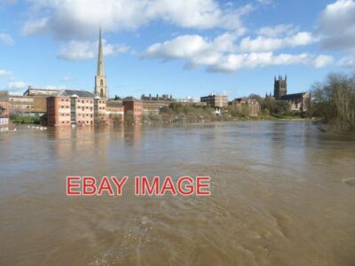 FOTO DER FLUSS SEVERN IN FLUT VON DER WORCESTER BRÜCKE DIE NÄCHSTGELEGENEN GEBÄUDE