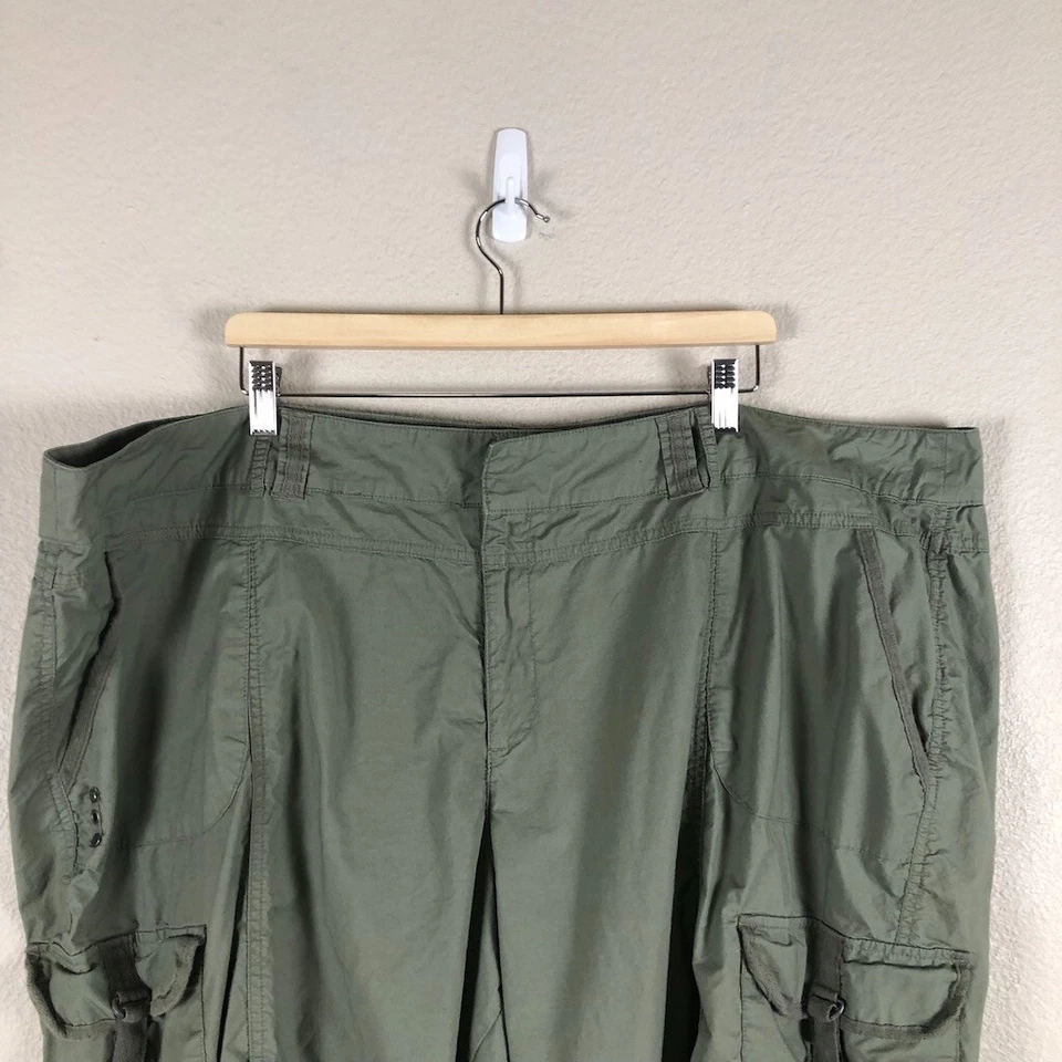 Pantalones Avenue para mujer 26 verdes elásticos recortados bolsillos de carga utilitarios Gorpcore Foto 3 de 4