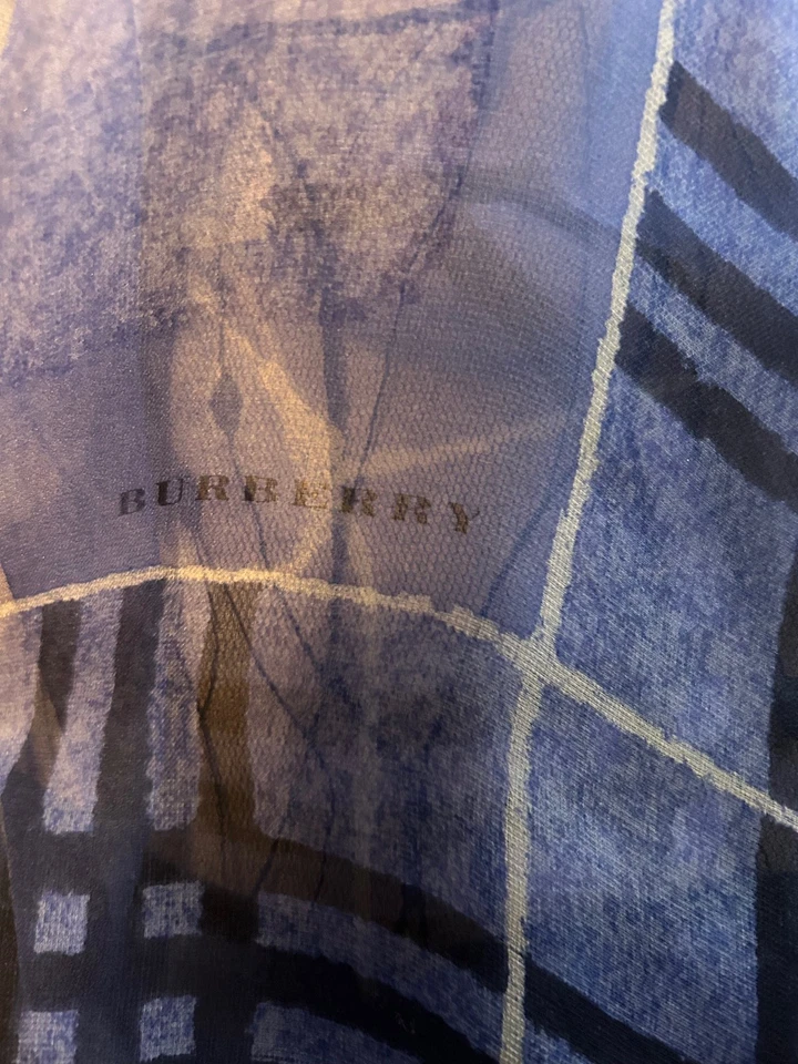 Cuadrado grande vintage 34x33 pulgadas azul, negro geo. Estampado - Seda - Burberry - VS-72 Foto 3 de 4