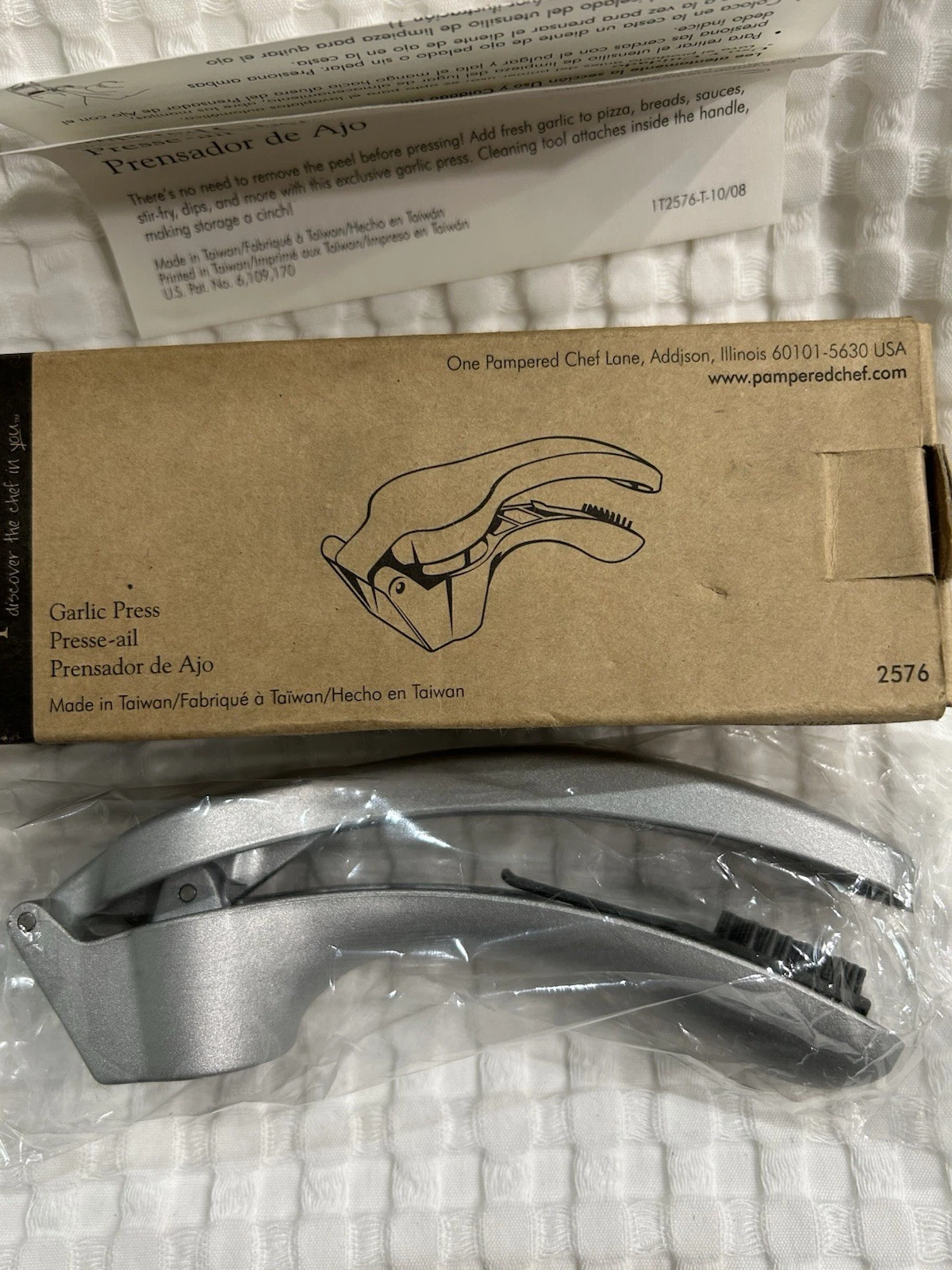 Pampered Chef 2576 Metal Garlic Press with Cleaning Tool New!