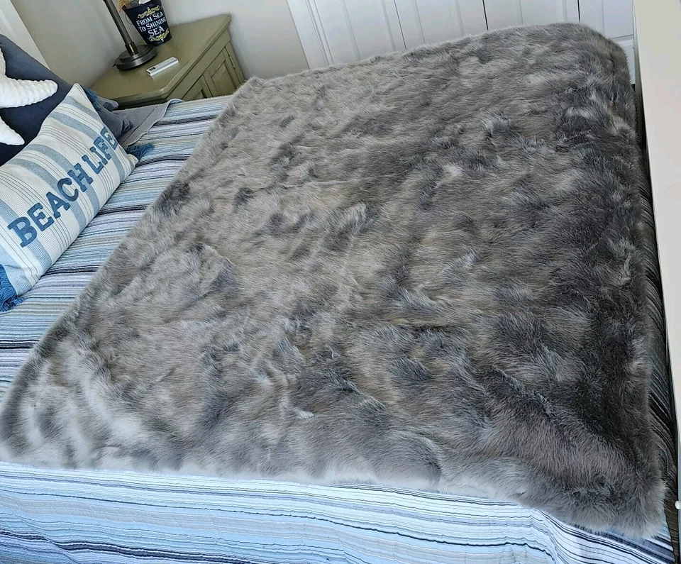 Tahari 人造毛皮毛毯柔软灰色双面 49 x 60  — 第 3/4 张图片