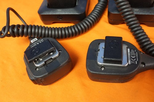 Motorola XPR 3300E Two Way Radio Walkie Talkie With Charger & Mic Attachment (2) - Zdjęcie 5 z 9
