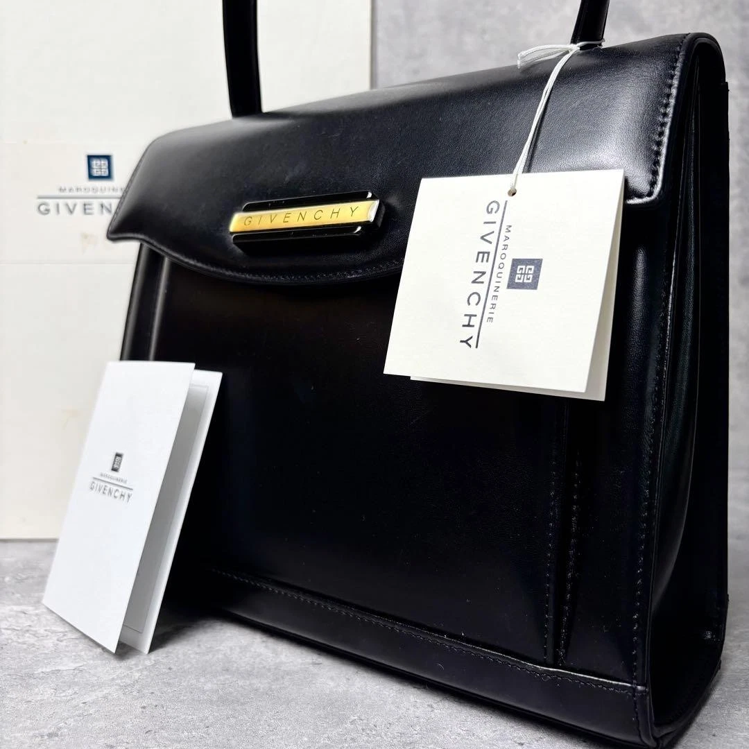 Borsa a mano Givenchy in ottime condizioni borsa formale logo inciso pelle nera