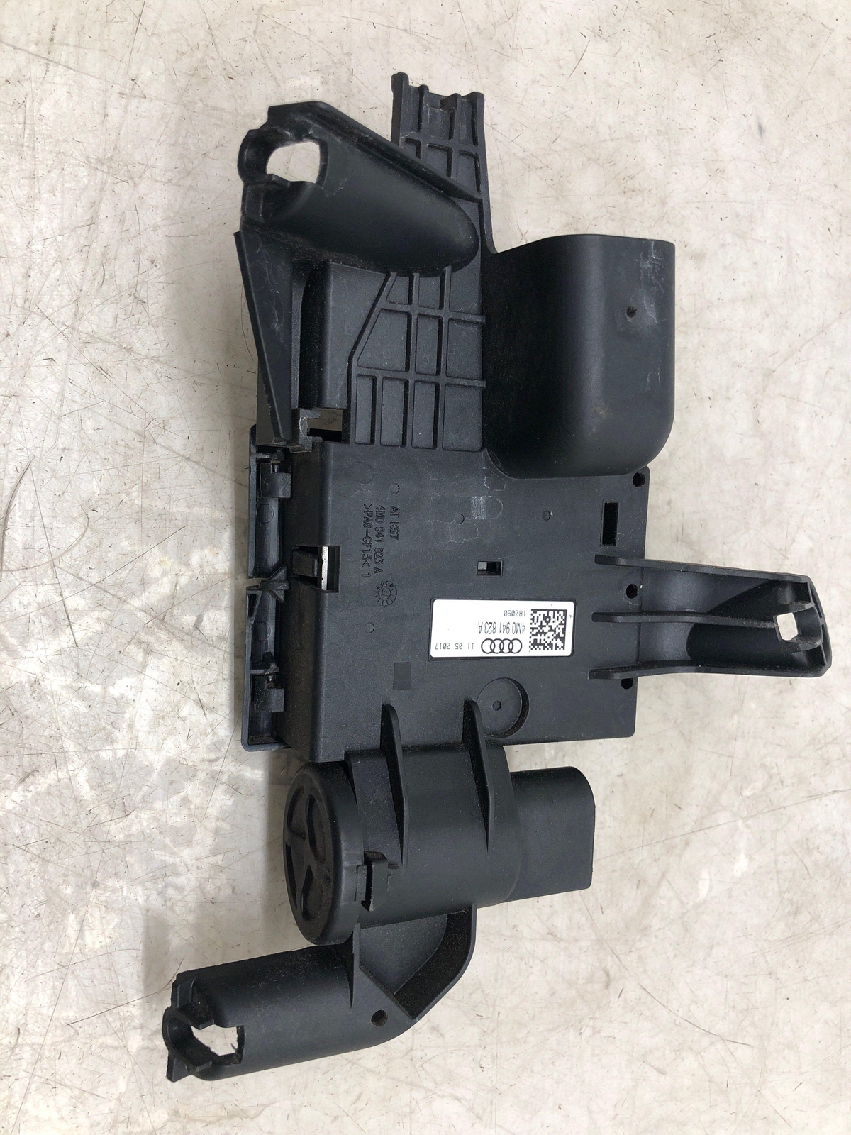 2016-2020 BENTLEY BENTATGA POWER DISTRIBUTION JUNCTION BOX POSITIVE JUMPER POINT