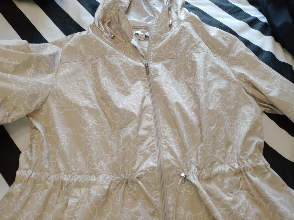 Susan Graver Ladies Hooded Raincoat XXL Beige White Pattern Zip Closure Pockets  - Image 2 of 4