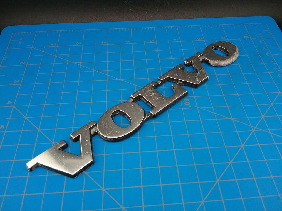 Insignia emblema cromada Volvo OEM vintage logotipo de escritura coche clásico camión usado genuino Foto 4 de 4