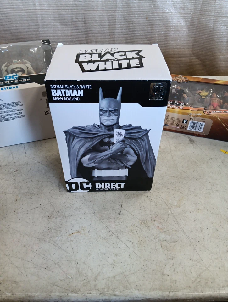 Черно-белая статуэтка Брайана Болланда из источника DC Direct Batman - Изображение 2 из 4