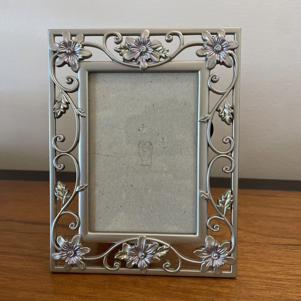 Marco de fotos de metal plateado cepillado tiene capacidad para 3"x 4,5” biselado independiente  Foto 4 de 4