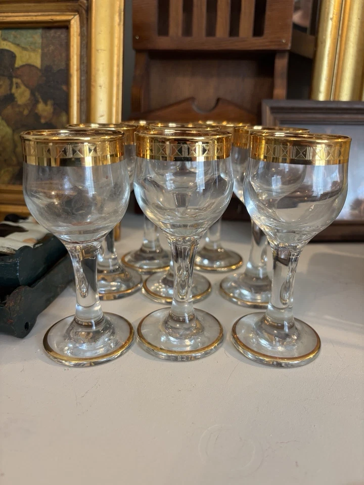 8 vasos de licor cordial transparente vintage con detalles dorados hechos en Italia usados en excelente estado MCM Foto 3 de 4