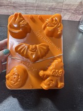 6 Jell-o Brand Jigglers Mold For Halloween.  Orange.  Bats, Pumpkins, Ghosts.