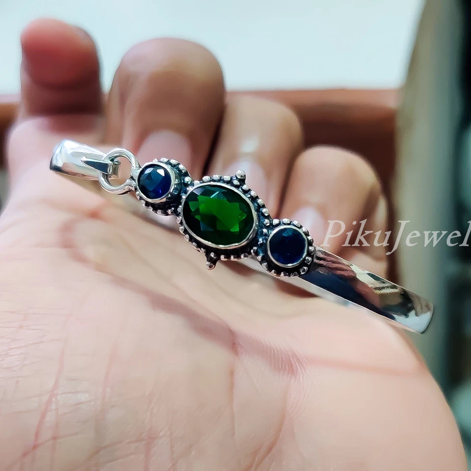 Brazalete grande de plata de ley 925 con piedras preciosas de diopsido y tanzanita de corte ovalado Foto 2 de 4