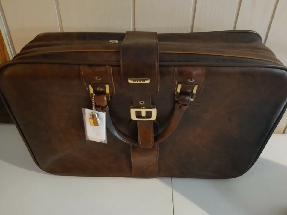 Juego de bolsas de viaje Invicta vintage. Ligeramente dañado. Foto 4 de 4
