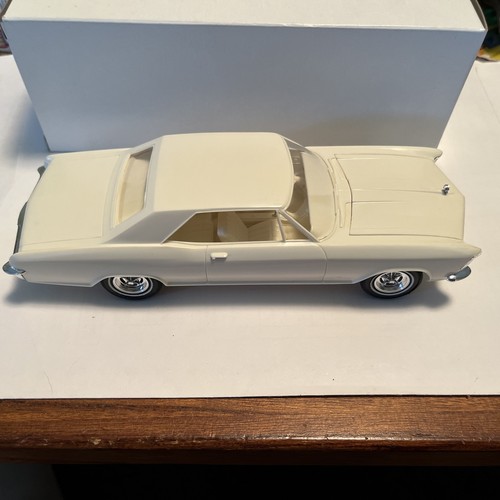 1965 Buick Riviera Plastic Promo Model 1/25 Scale White - Picture 3 of 11
