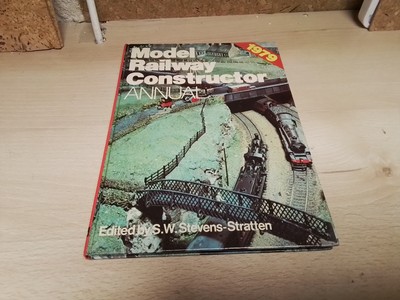 BUCH: MODELLEISENBAHNBAUER. JAHR 1979. STEVENS-STRATTEN EDITOR. ENGLISCH