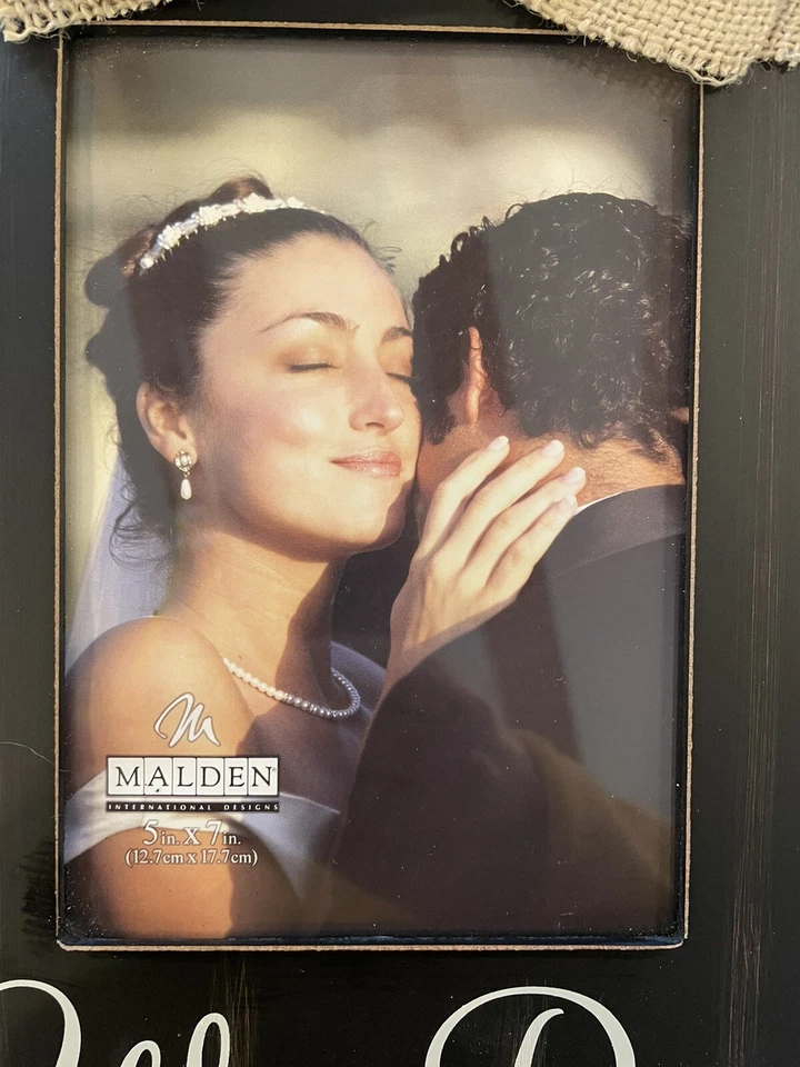 Marco de fotos Malden International “We Do” aspecto antiguo con pajarita. 5”x7” ¡NUEVO! Foto 2 de 4