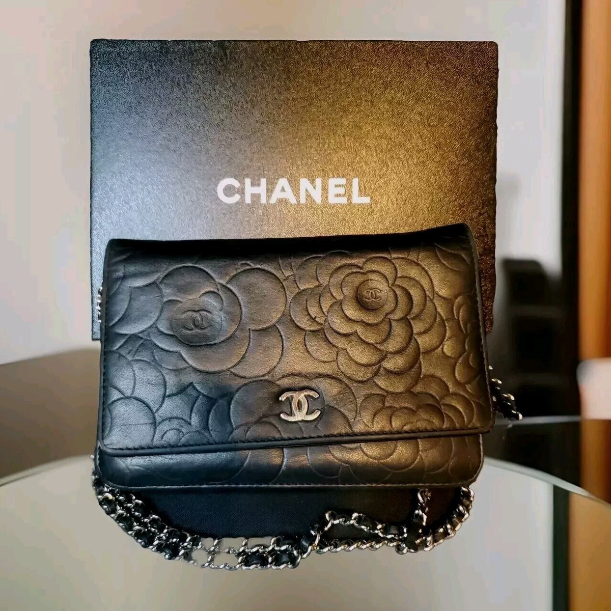 vintage CHANEL フラワーブローチ 黒 レザー vintage CHANEL フラワーブローチ 黒 レザー