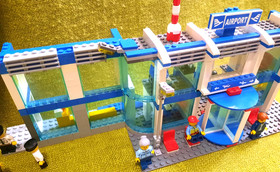 Lego Airport 3182 MegaCity Airport 2 Planes 13 Minis Ambulance CopCar 3 Building