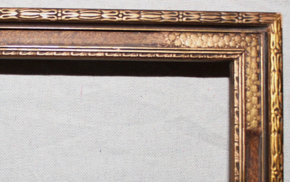ANTIGUO MARCO DE MADERA ARTESANAL 10 X 13" ORNAMENTADO DORADO 1930 Foto 3 de 4