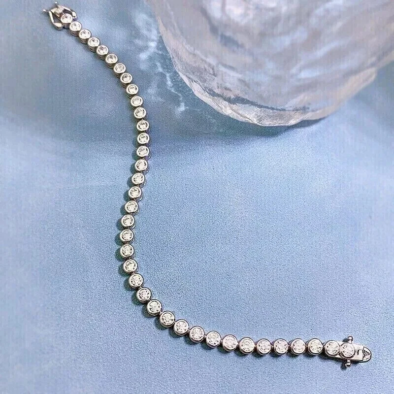 Brazalete de tenis con bisel de diamantes de corte redondo de 7 quilates enchapado en oro blanco de 14 quilates Foto 4 de 4