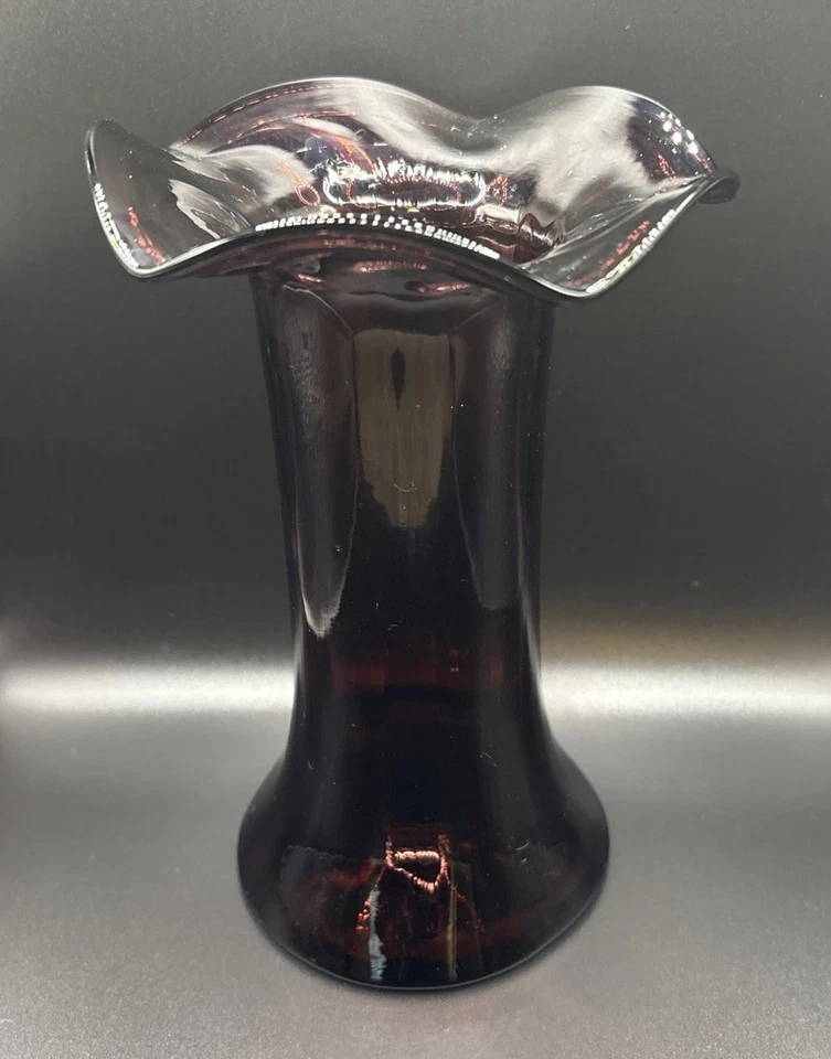 Jarrón de vidrio púrpura vintage patrón arremolinado borde prensado soplado a mano Foto 3 de 4