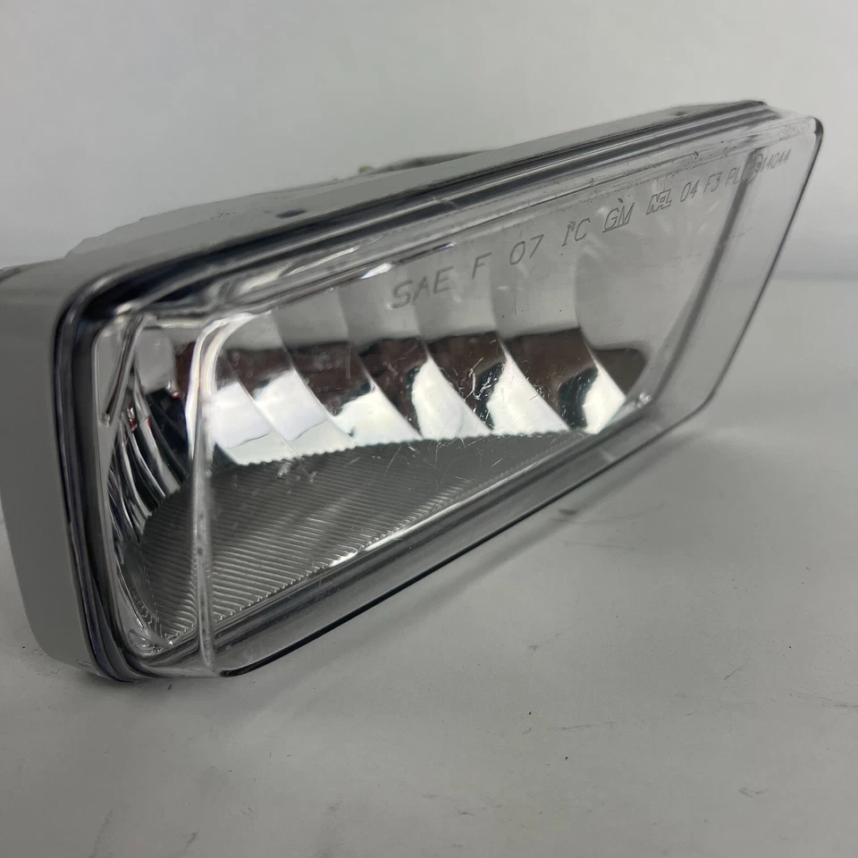OEM 2015 - 2020 Chevrolet Tahoe Suburban GMC Yukon Right Fog Light Lamp 23332242 - Image 4 of 4
