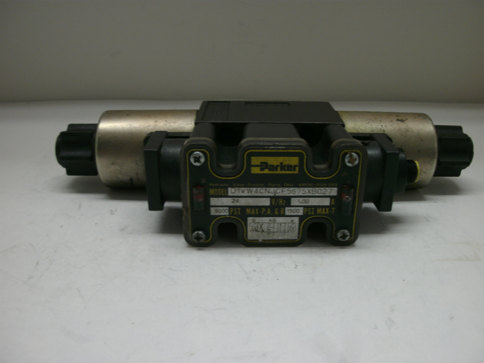 PARKER D1VW4CNJCF5675XB027 HYDRAULIC DIRECTIONAL CONTROL VALVE 24V 1A 5000 PSI