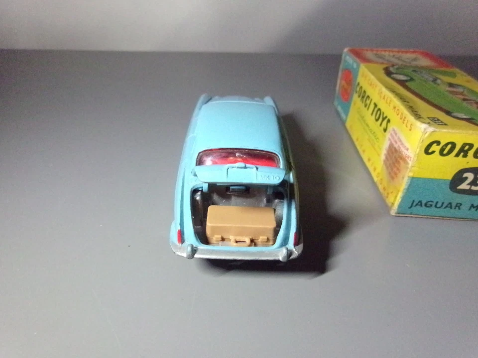 CORGI TOYS.  Jaguar  Mark X  no.238  scala 1/43 made in England  - Immagine 4 di 4