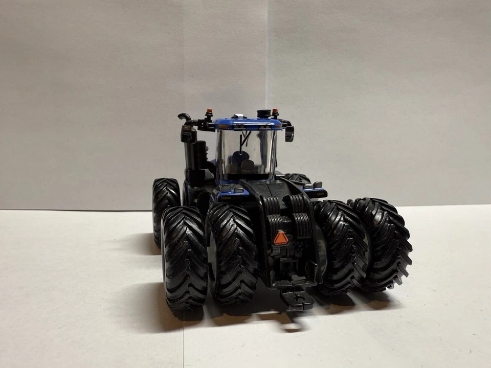 ERTL New Holland T9.700 Prestige Collection Blue Tractor 1:64 Scale - Image 3 of 4