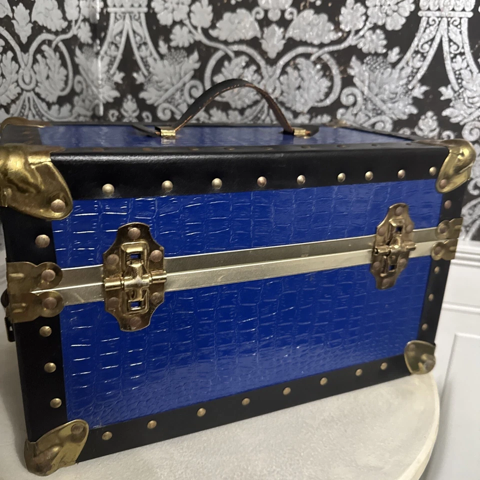 Baúl de viaje pequeño vintage Buxton azul real imitación cocodrilo y latón Foto 4 de 4