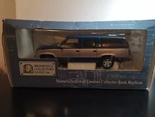 BROOKFIELD COLLECTORS GUILD 1/24 1995 GMC SUBURBAN BANK BLUE SILVER