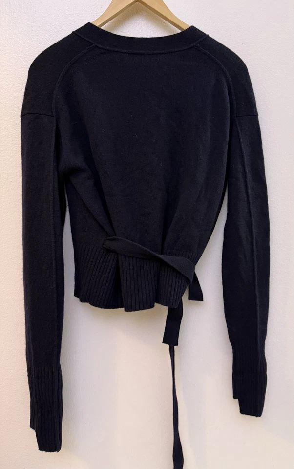 Cárdigan envolvente de cachemir con correa Helmut Lang talla M azul marino $395 como nuevo Foto 4 de 4