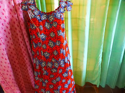 T42 -46 Mujer, artisanal; Estilo Batik, Conjunto = Las Rosas En Fondo Naranja