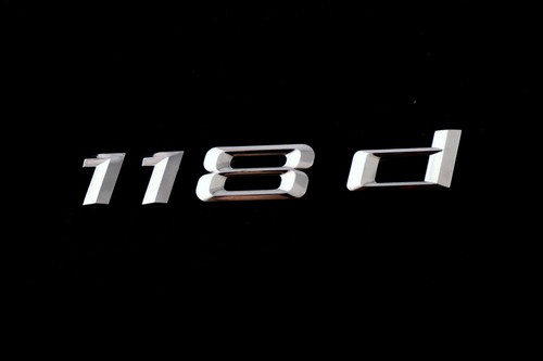 BMW 1er E81 E87 F20 F21 Emblem geklebt hinten - 118D - 51147135549 7135549