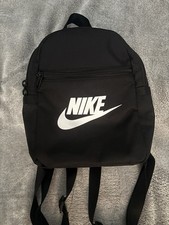 Nike Rucksack Schwarz mit weißem Logo, Reiß...