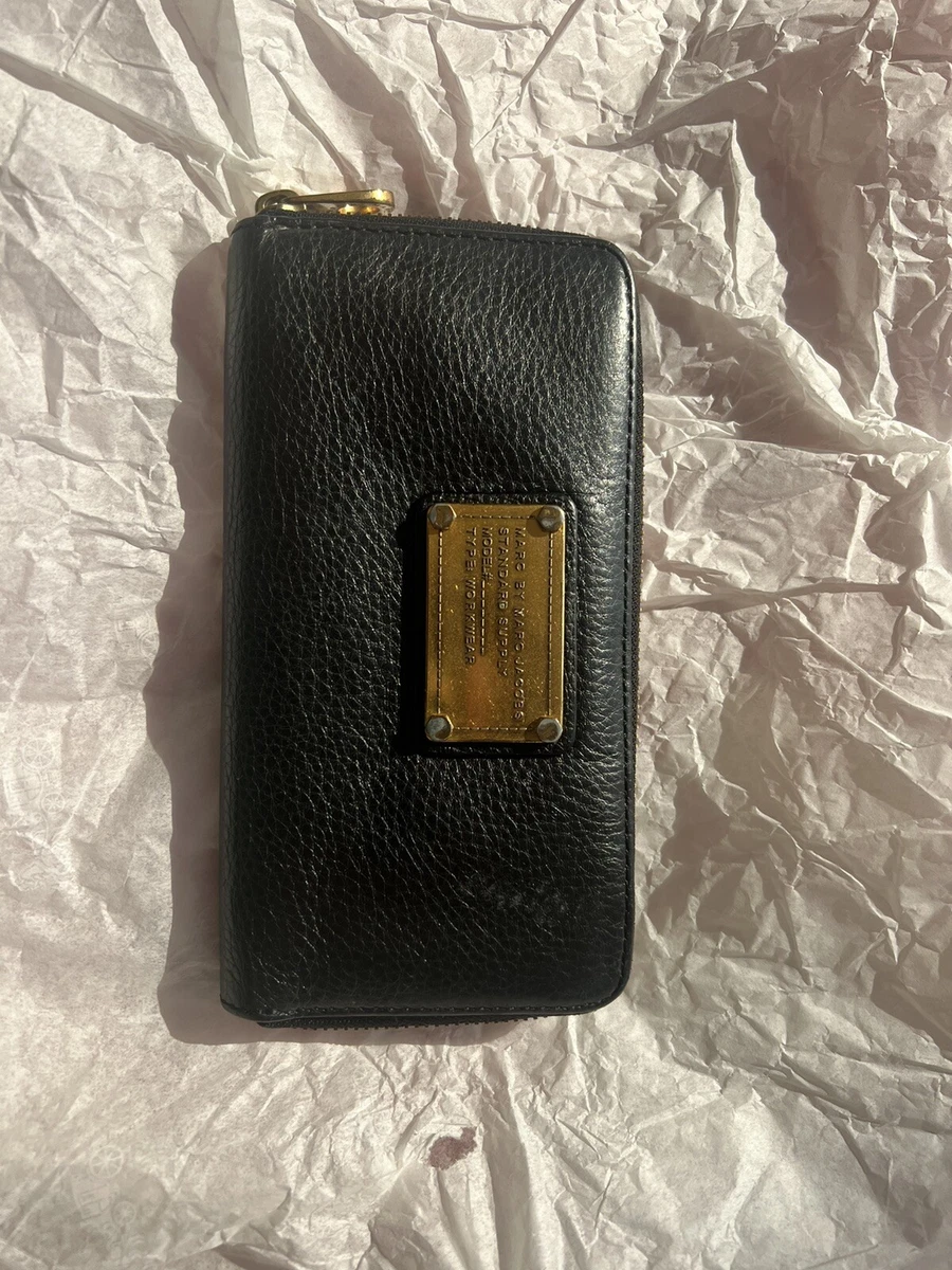 Marc Jacobs Wallet Size Large in Black With Gold Hardware