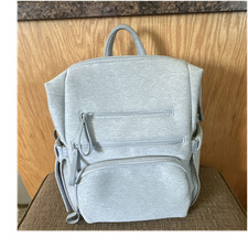 Mochila bolsa de pañales Cloud Island gris con bolsillos exteriores e interiores